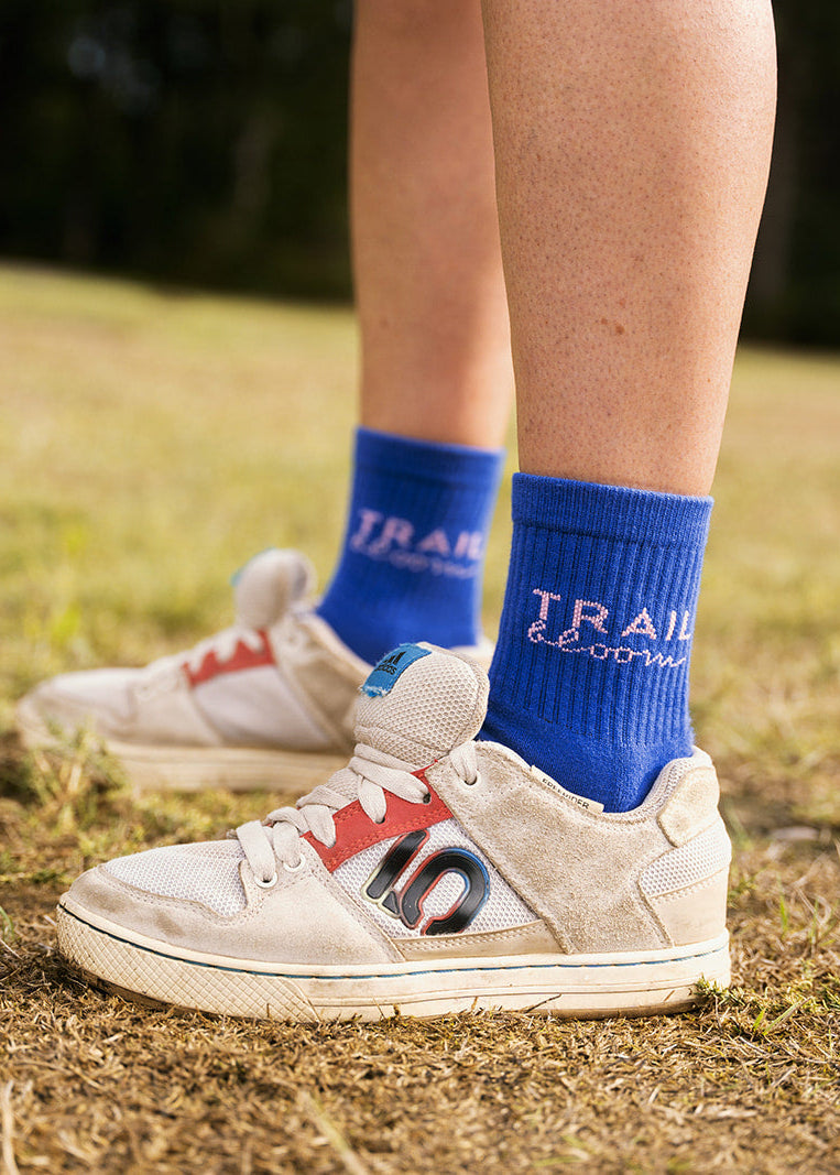 Trail Bloom socks in blue